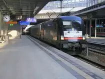 Einfahrt ES 64 U2-030 (182 530-6)  mit EC 175 (Hamburg - Budapest Keleti pu) in Berlin S�dkreuz am 06. November 2011