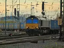 Mit Vollgas zieht die Class66 DE6307 von Crossrail am 05.11.2011 die  Blaue Wand , den Bulkhaul-Containerganzzug aus Aachen West um mit gen�gend Schwung auf die Rampe der Montzenroute nach Belgien fahren. 