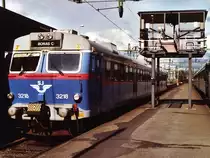 3218 mit Regionalzug 3469 G�teborg-Bor�s auf Bahnhof G�teborg Central am 16-7-2000.  Bild und scan: Date Jan de Vries.