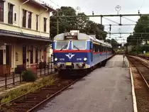 3218 mit Regionalzug 7146 Bor�s-Uddvalla auf Bahnhof V�nersborg am 13-7-2000. Bild und scan: Date Jan de Vries.