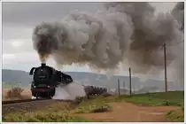 44 2546 als Vorspann und 44 1486 als Zuglok vor dem als intern bezeichneten Plang�terzug DGz 104 von Bad Salzungen nach Eisenach am 27.10.2011 kurz nach Oberrohn aufgenommen.
