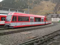 Der Zermatt Shuttle (T�sch-Zermatt), Nr. 2052 (noch in den alten BVZ Farben), steht abseits seines Einsatzgebietes abgestellt in Andermatt. Wegen Bauarbeiten zwischen Brig und M�rel verkeht im Goms ein Komet (Triebzug). Gleichzeitig wurde auch der Zug im Bild nach Andermatt �berf�hrt, wo er f�r Lokf�hrer-Fahrzeuginstruktionen herhalten muss, 08.11.2011.