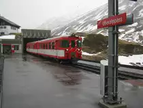 Einfahrt des Regios aus Disentis in Oberalppass (2048 m. �. M.). Wegen Bauarbeiten zwischen Oberalppass und Andermatt verkehren Postautos. Der Zug im Bild wird in wenigen Minuten zur�ck nach Disentis fahren, mit nur 7 Fahrg�sten (inkl. mir..), 08.11.2011.