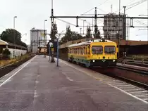 Y1 1280 mit Regionalzug 8903 LT Kristinehamn-Karlstad auf Bahnhof Karlstad am 13-7-2000.  Bild und scan: Date Jan de Vries.
