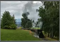 Lok 5  Petka  der Industrie-Museumsbahn Mladejov mit typischem Zug und Bremserbesatzung verl�sst das Ortsgef�ge Mladejov (dt. Blosdorf) und taucht in die W�lder ein, 10.9.2011