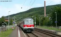 Eine Regionalbahn von Saalfeld nach Lichtenfels h�lt am 3.8.11 in Unterloqitz. Nur der Turm im Hintergrund erinnert daran, dass es hier einst umfangreichen G�terverkehr auf der Schiene f�r die Th�ringer Schieferwerke gab.