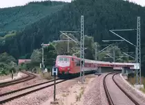103 147 erreicht mit ihrem IC von M�nchen nach Berlin am 16.9.95 Hockeroda. Links ist die Ausfahrt der Nebenbahn nach Blankenstein noch mit einem Formsignal gesichert.