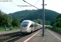 Der Triebwagen 415 022 f�hrt mit der Sonderlackierung  175 Jahre Eisenbahn in Deutschland  am Abend des 3.8.11 als ICE M�nchen - Berlin durch Hockeroda.