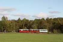 Am 09.10.2011 waren die Ferkelktaxen der Ergebigischen Aussichtsbahn f�r dieses Jahr das letzte mal unterwegs. Hier ist die Garnitur noch auf Scheibenberger Flur in Richtung Markerbach unterwegs.