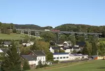 Am 09.10.2011 waren die Ferkelktaxen der Ergebigischen Aussichtsbahn f�r dieses Jahr das letzte mal unterwegs. Hier passiert die Garnitur das Marersbacher Viadukt in Richtung Scheibenberg.

