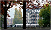 - Herbst in Strasbourg - W�hrend das P�rchen den Stadtplan von Strasbourg studiert, f�hrt im Hintergrund eine Eurotram �ber den Pont du March�. 30.10.2011 (Jeanny)