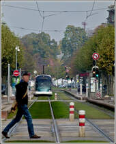 - Die Risiken der Stra�enbahnfotografie - Die lange Avenue de la Paix in Strasbourg eignet sich gut f�r Teleaufnahmen der Trams, g�be es nicht so viele Fu�g�nger�berwege. Das Bild entstand am Gleisbogen an der Place de la R�publique, ich stand also nicht im Gleisbereich. 30.10.2011 (Jeanny)
