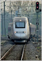 - Zusammengestaucht - Eine TGV POS Einheit n�hert sich am 29.10.2011 der Gare Centrale von Strasbourg. (Jeanny)