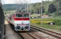 754 071-9 ∙ Kreuzung der Regionalz�ge im Bahnhof Vlkanov� um 14:40: links Os 7356 nach Bansk� Bystrica/Neusohl - Brezno/Bries; rechts die 754 071-9 mit Os 7325 in gleicher Gegenrichtung nach Zvolen os. st./Altsohl Persbf.; 02.09.2011