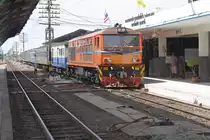 ALS 4102 (Co'Co', de, Alsthom, Bj.1974) f�hrt am 17.Juni 2011 mit dem EXP 69 von Bangkok nach Nong Khai mit 164 Minuten Versp�tung im Bf. Udon Thani ein.