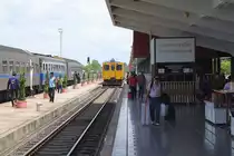 Hausbahnsteig des Bf. Nong Khai am 17.Juni 2011. Im Kiosk mit dem gro�em weissen Schild befindet sich die Immigration f�r Reisende nach bzw. von Laos. Im Hintergrund der zweimal t�glich nach Thanaleng (Laos) pendelde Triebwagen der Reihe RHN, sowie links der Wagensatz des soeben angekommenen EXP 69.