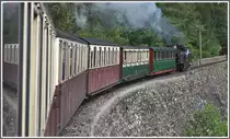 Die Strecke nach Blaenau Ffestiniog befindet sich im unteren Streckenteil meistens im dichten Laub- und Farnwald und verl�uft oft auf St�tzmauern. (14.08.2011)