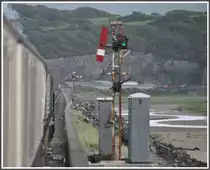 Ausgangs der Station Porthmadog wird ein Meeresarm �berquert auf einem langen Damm, the Cob genannt. Bei Ebbe ist von Wasser allerdings nicht viel zu sehen. Im Hintergrund erkennt man die Geb�ude von Boston Lodge, der Hauptwerkst�tte der Ffestiniog Railway. (14.08.2011)