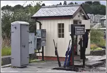 Die Weichenw�rterin in Porthmadog hat alle H�nde voll zu tun. (14.08.2011)