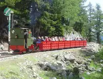 Dampflok Jung Nr. 1693 (1911), Spur 60cm,  Liseli . Einsatz auf der Panoramabahn  Parc d'Attractions du Chatelard (VS) . Liseli zieht die  rollende Alpensnackeria . Es handelt sich bei den roten Wagen um ehemalige Stollenwagen, die als  Restaurantwagen  umgebaut worden sind. Fahrt in Richtung  Pied du Barrage , im Bereich  Foret  (Wald). 16.06.2007