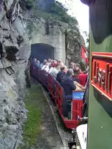 Dampflok Jung Nr. 1693 (1911), Spur 60cm,  Liseli . Einsatz auf der Panoramabahn  Parc d'Attractions du Chatelard (VS) . Spezialzug mit der  rollenden Alpensnackeria  (Restaurant-Zug) verl�sst den Tunnel Nr. 2 in Richtung  Pied du barrage . Die Aufnahme entstand vom F�hrerstand der Lok herab in R�ckw�rtsfahrt. 16.06.2007
