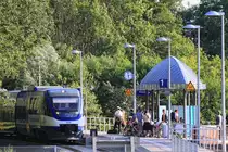 Am 02.03.2009 begannen die offiziellen Bauarbeiten der DB (bzw.deren Subunternehmen) an der Gleisverl�ngerung in Ueckerm�nde. Zu deren Verlauf geh�ren zwei neue Haltepunkte sowie zwei neue Bahn�berg�nge. Das Baugeschehen wurde am 15.08.2009 abgeschlossen. Jedoch begann nach kurzer Zeit der Zugangsbereich zum Bahnsteig abzusinken. Diese Nachbesserung dauerte bis Ende November 2010. Ab diesem Zeitpunkt wurden Bahnreisende in Ueckerm�nde mit einem Schmuckst�ck begr�sst. - Fertiggestellter Hp Ueckerm�nde Stadthafen -16.08.2009