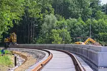 Am 02.03.2009 begannen die offiziellen Bauarbeiten der DB (bzw.deren Subunternehmen) an der Gleisverl�ngerung in Ueckerm�nde. Zu deren Verlauf geh�ren zwei neue Haltepunkte sowie zwei neue Bahn�berg�nge. Das Baugeschehen wurde am 15.08.2009 abgeschlossen. Jedoch begann nach kurzer Zeit der Zugangsbereich zum Bahnsteig abzusinken. Diese Nachbesserung dauerte bis Ende November 2010. Ab diesem Zeitpunkt wurden Bahnreisende in Ueckerm�nde mit einem Schmuckst�ck begr�sst. -  Der Haltepunkt Ueckerm�nde Stadthafen nimmt Gestalt an. - 05.07.2009
