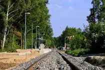 Am 02.03.2009 begannen die offiziellen Bauarbeiten der DB (bzw.deren Subunternehmen) an der Gleisverl�ngerung in Ueckerm�nde. Zu deren Verlauf geh�ren zwei neue Haltepunkte sowie zwei neue Bahn�berg�nge. Das Baugeschehen wurde am 15.08.2009 abgeschlossen. Jedoch begann nach kurzer Zeit der Zugangsbereich zum Bahnsteig abzusinken. Diese Nachbesserung dauerte bis Ende November 2010. Ab diesem Zeitpunkt wurden Bahnreisende in Ueckerm�nde mit einem Schmuckst�ck begr�sst. - Das Gleis lag bis zur Umlaufsperre Strandweg. - 24.06.2009