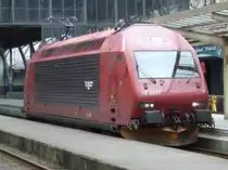 Die NSB 18 2257 rangiert am 29.10.2011 aus der Bahnhofshalle von Bergen in die Abstellung.