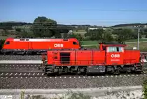 Parallelfahrt �BB 2070 022-5 leer + 1116 129-6 vor G�terzug Richtung Amstetten, KBS 100 Wien - Linz, Westbahn, fotografiert bei Aschbach-Markt am 16.09.2011