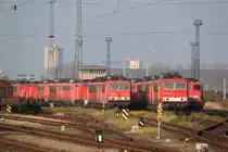 155 235-5 und 155 018-5 warten am 11.11.2011 in H�he Haltepunkt Rostock-Toitenwinkel bestimmt nicht mehr auf eine bessere Zunkunft. 