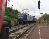  �ber den Puffer geschaut  sieht man zwei RBH 143er (zuvorderst 143 191-5 ((RBH 104)) als Tfzf aus S�den kommend in Richtung Osten abbiegen. Aufgenommen am 13.09.2011 in Eichenberg.