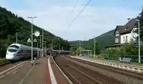 16 Jahre sp�ter legt sich ein ICE mit Neigetechnik in Hockeroda in die Kurve. 
(3.8.11, Blick nach Norden)