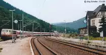 103 239 f�hrt am 15.9.95 mit dem IC nach M�nchen in Hockeroda durch Gleis 3. 