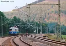 Ab und zu haben Fotografen auch Gl�ck: W�hrend J�rg Sch�fer am 15.9.95 in Hockeroda auf den n�chsten Zug wartete, kam �berraschend von Saalfeld der „gl�serne Zug“ heran.