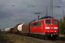 Die 151 168 zieht am 7.10.11 einen gemischten G�terzug durch Ratingen-Lintorf.