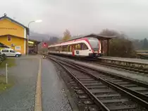 Seit einigen Tagen ist es endlich soweit! Die neuen Triebw�gen der Fa. Stadler (Stadler GTW 2.8-8) die nun seit fast einem Jahr bei der GKB unterwegs sind fahren nun auch auf der Strecke S6 (Graz Hbf - Werndorf - Wies Eibiswald). Hier im Bild VT 5063.013 am 11.11.2011 als R4357 beim Halt im Bahnhof Deutschlandsberg.