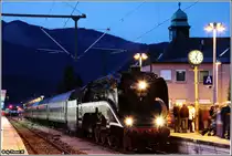 Als ich mich an meinem Geburtstag gegen Mittag zusammen mit Martin Olwitz auf dem Weg nach Garmisch-Partenkirchen machte, freute ich mich schon sehr. Wir bezogen Tags�ber stellung und konnten dann noch dieses Bild aufnehmen. Hier zu sehen wartet 18 201 mit dem angekommenen DPE 318 aus M�nchen Hbf auf die Umsetzung der Lok. Dies z�gerte sich jedoch etwas heraus, da die Lok einen sehr gro�en Durst hatte. (05.11.2011, Garmisch-Partenkirchen).
�brigens, da mir zurzeit der Zirkus hier zu viel wird, werde ich in n�chster Zeit nur noch recht selten Bilder posten.