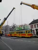 Bald geht es los. Die Ketten sind am D�wag angeh�ngt. Dald kann man mit dem Kippvorgang beginnen. Die Aufnahme stammt vom 10.11.2011.