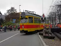 Der D�wag 136 steht jetzt mehrere Meter neben dem normalen Gleis. Die Aufnahme stammt vom 10.11.2011.