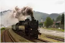 Am 13.5.2011 verkehrte die 77.28 mit dem Fotosonderzug Z14480 von St.P�lten Alpenbahnhof - St.Aegyd a N. Hier bei der Ausfahrt aus Lilienfeld.