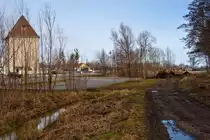 Am 02.03.2009 begannen die offiziellen Bauarbeiten der DB (bzw.deren Subunternehmen) an der Gleisverl�ngerung in Ueckerm�nde. Zu deren Verlauf geh�ren zwei neue Haltepunkte sowie zwei neue Bahn�berg�nge. Das Baugeschehen wurde am 15.08.2009 abgeschlossen. Jedoch begann nach kurzer Zeit der Zugangsbereich zum Bahnsteig abzusinken. Diese Nachbesserung dauerte bis Ende November 2010. Ab diesem Zeitpunkt wurden Bahnreisende in Ueckerm�nde mit einem Schmuckst�ck begr�sst. - Sicht auf k�nftigen Haltepunkt -12.03.2009