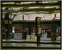 - Spiegelung - Die Bahnsteige des Bahnhofs Bruxelles Midi aus einer etwas anderen Sicht am Abend des 12.11.2011. (Jeanny)