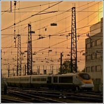 - Sonnenuntergang - Im letzten Fotolicht des 12.11.2011 n�hert sich eine Eurostar Einheit ihrem K�fig in Bruxelles Midi. ((Jeanny)