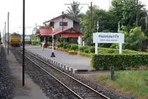 Bf. Nong Khon Kwang, Blickrichtung Bangkok, mit dem soeben einfahrenden EXP 69 am 18.Juni 2011.