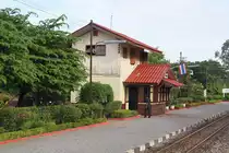 Aufnahmsgeb�ude des Bf. Nong Khon Kwang, Blickrichtung Udon Thani am 18.Juni 2011.

