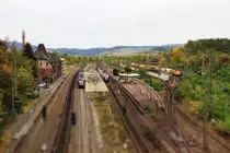 Zum 2500. Bild erlaube ich mir mal ein kleines Fotoexperiment... Vielmehr ein Bearbeitungs-Experiment. Als ich hier vor kurzem ein �hnliches Bild vom Hamburger Hbf sah, fiel mir ein, dass meine Kamera auch diese Miniatur-Funktion innehat. Also machte ich am 05.10.2011 dieses Bild �ber den Bahnhof Eichenberg, wo gerade zwei Flirt-Triebz�ge der Cantus-Bahn hielten und 293 008 mit 293 007 einen Bauzug aus Richtung Osten zur Weiterfahrt nach S�den durch zogen. Ich wei� nicht, ob es mir gelungen ist. Vielleicht eignet sich diese Szenerie nicht optimal f�r diese Spielerei aber ich fand's dennoch ganz witzig.