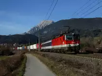Die 1144 103 mit einer RoLa am 19.11.2011 unterwegs bei Terfens.