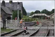 Jetzt gehts in umgekehrter Reihenfolge, die Strasse erh�lt freie Fahrt, die Bahn ist gesperrt. Glyndyfrdwy (16.08.2011)