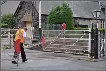 In Glyndyfrdwy habe ich zwei Stunden Pause gemacht, um dem Stellwerkbeamten (einziger Mensch weit und breit) etwas �ber die Schultern zu schauen. Hier wandelt er soeben den Bahnsperre in eine Strassensperre um. (16.08.2011)